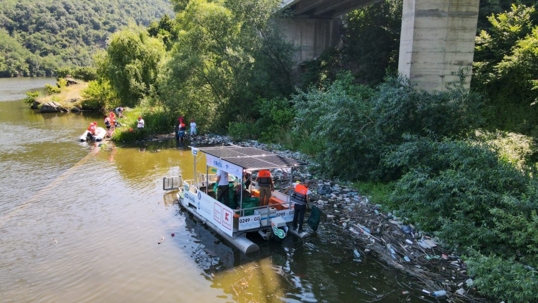 În total peste 110 de saci, însumând 900 kg de deșeuri, au fost strânși în 5 ore, de pe luciul de apă din golful Orșova