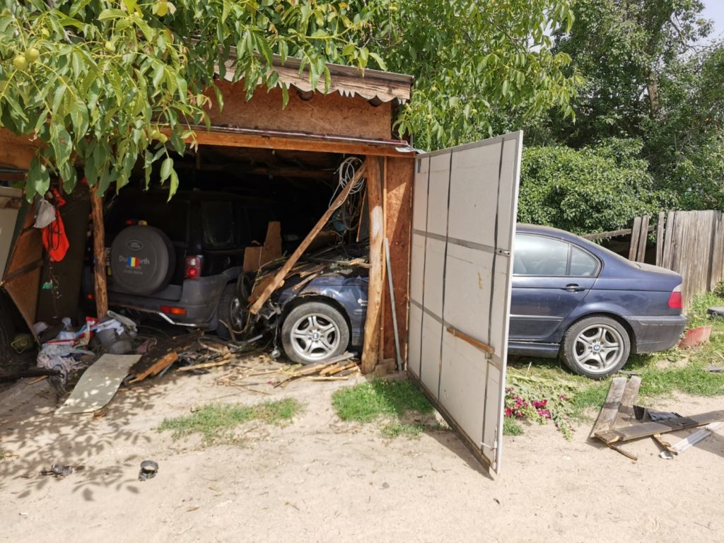 O șoferiță a pierdut controlul direcției, a trecut prin două garduri și s-a oprit într-un garaj
