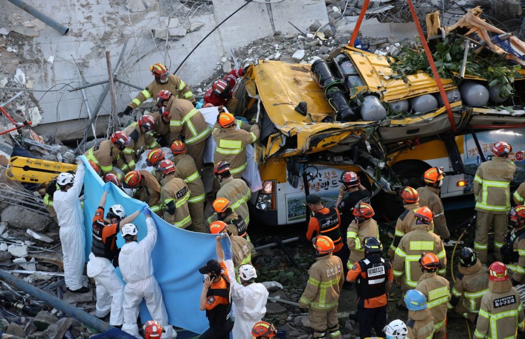 O clădire din Coreea de Sud s-a prăbușit peste un autobuz