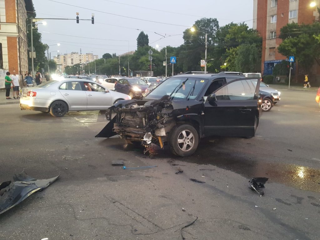 A fugit de poliţişti şi a făcut prăpăd într-o intersecţie