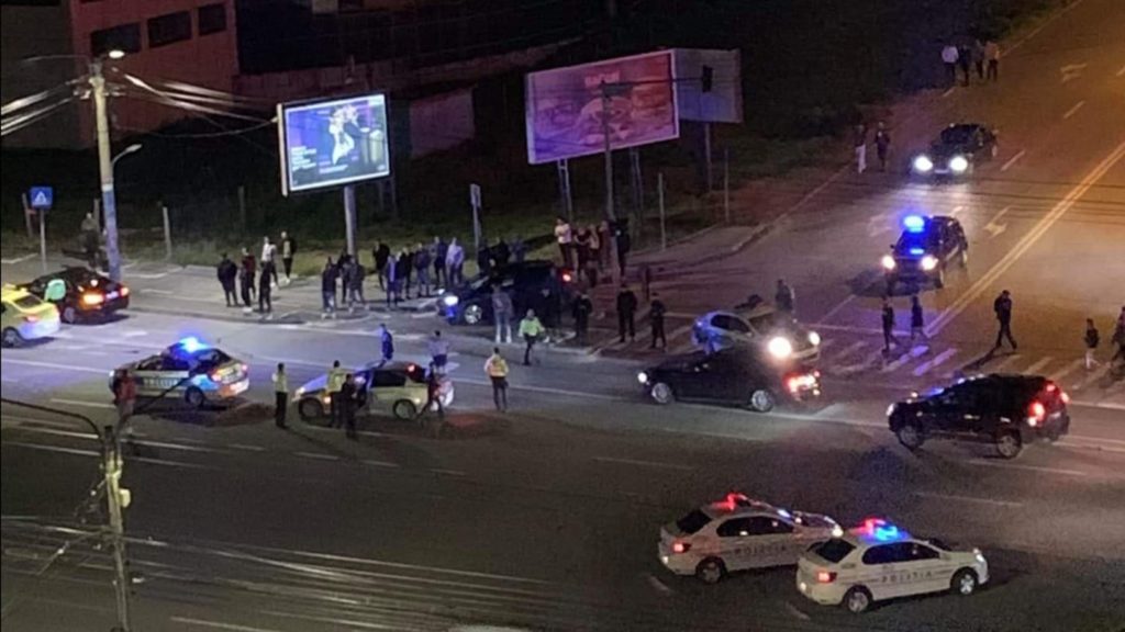 Maşină de poliţie, acroşată de un BMW în timpul unei urmăriri