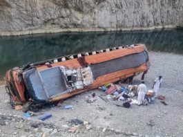Un autobuz cu pelerini a căzut într-o prăpastie în Pakistan
