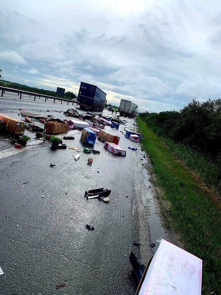 Un mort și un rănit după ciocnirea a două TIR-uri pe A1