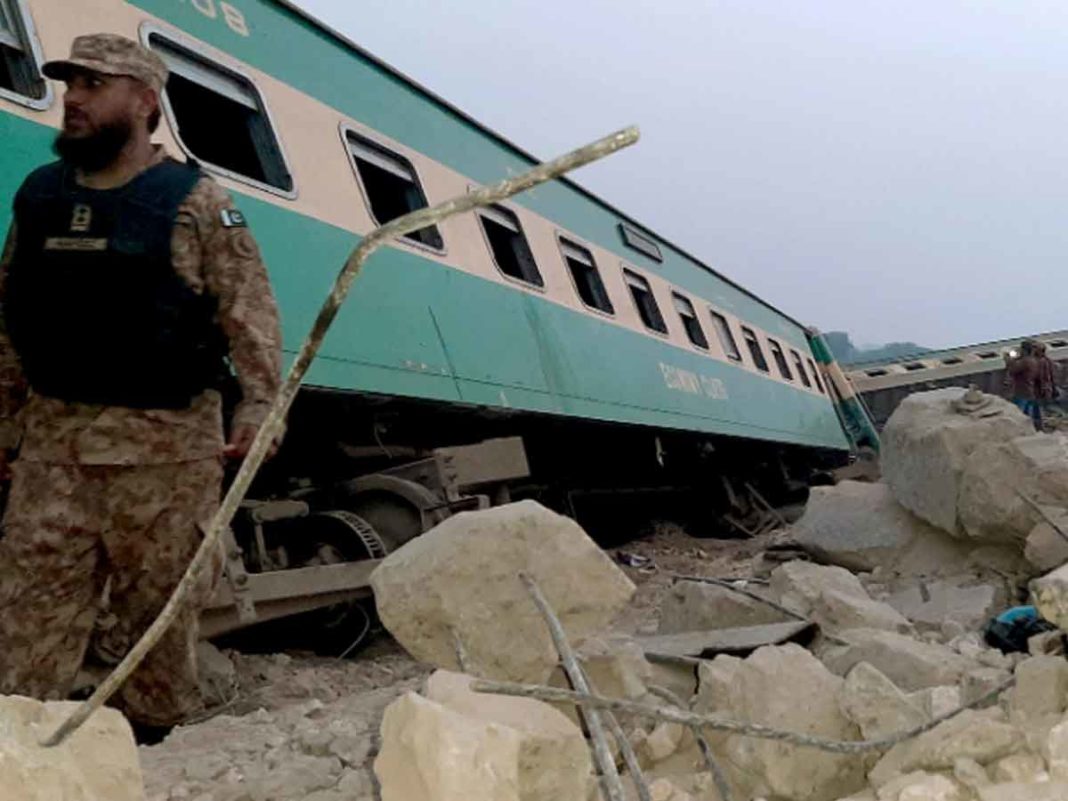 Accident feroviar cu peste 30 de morți și zeci de răniți, în Pakistan