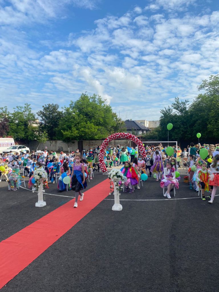 Paradă cu ţinute eco, la Şcoala „Gheorghe Ţiţeica” din Craiova