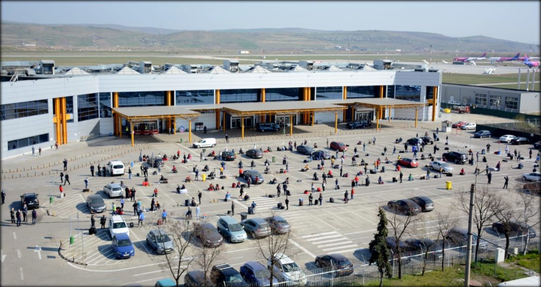 Patru persoane, depistate pe aeroportul din Cluj cu teste COVID-19 false Patru persoane, depistate pe aeroportul din Cluj cu teste COVID-19 false