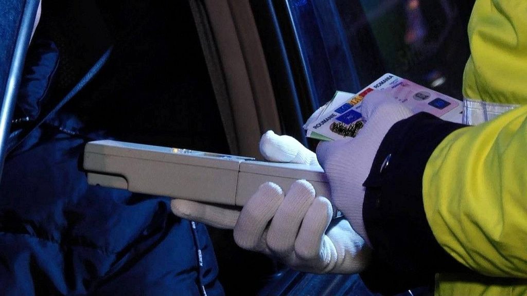 O femeie beată şi fără permis şi-a plimbat copiii cu maşina noaptea