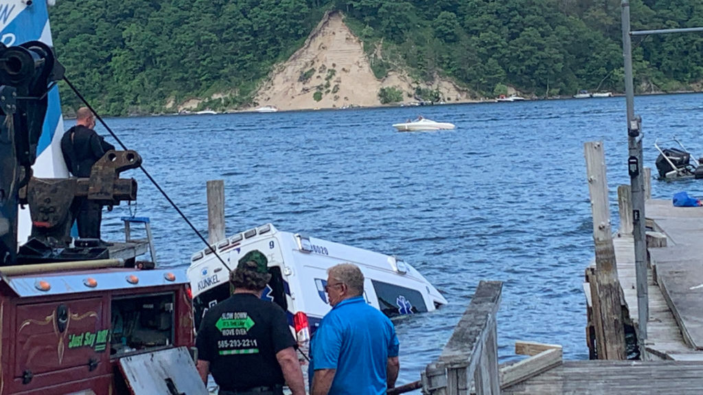 O femeie care a furat o ambulanță a căzut în ocean fugind de polițiști