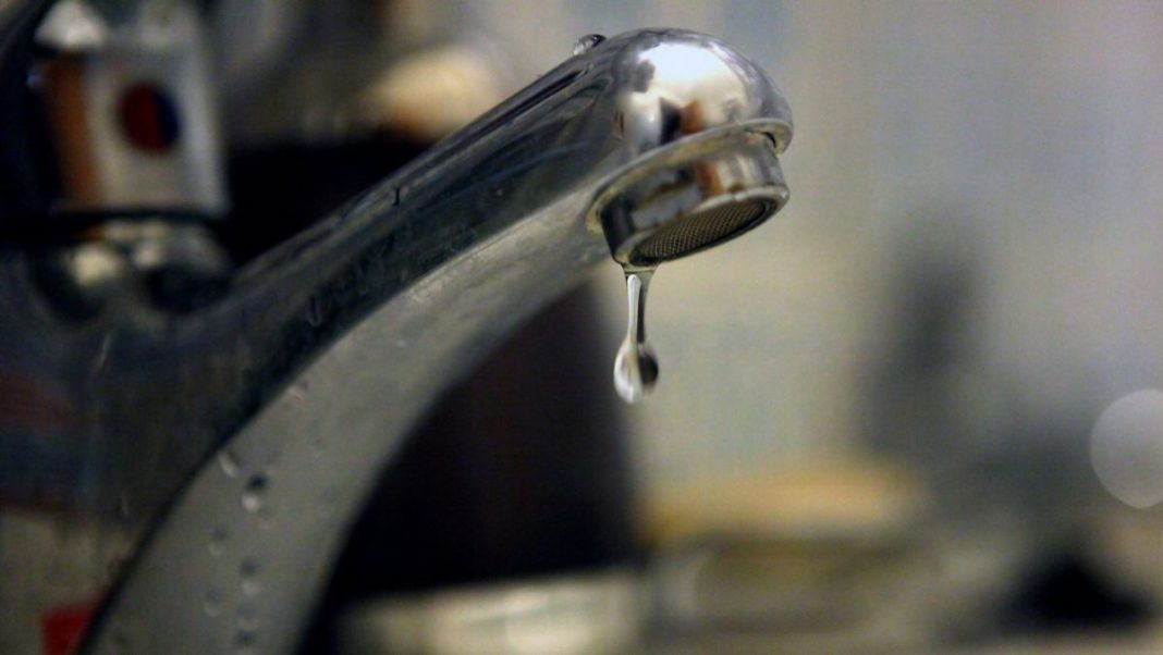 Centrul Craiovei rămâne fără apă din cauza unei avarii