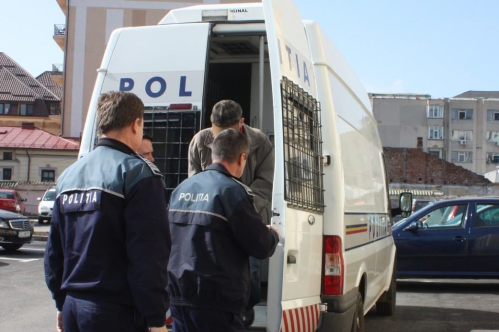 Poliţişti rutieri şi de la înmatriculări auto, reţinuţi într-un dosar de corupţie