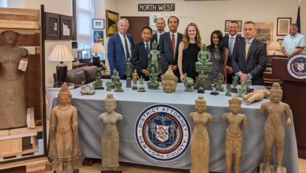 Statele Unite au returnat Cambodgiei 27 de antichităţi furate