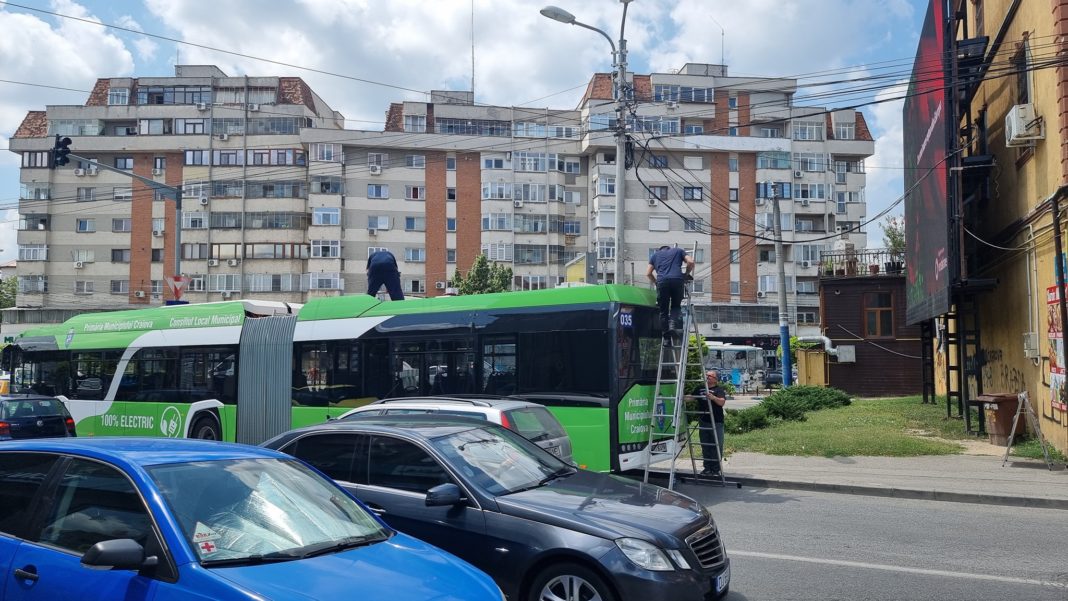 Un autobuz electric s-a oprit, brusc, în trafic, la Craiova