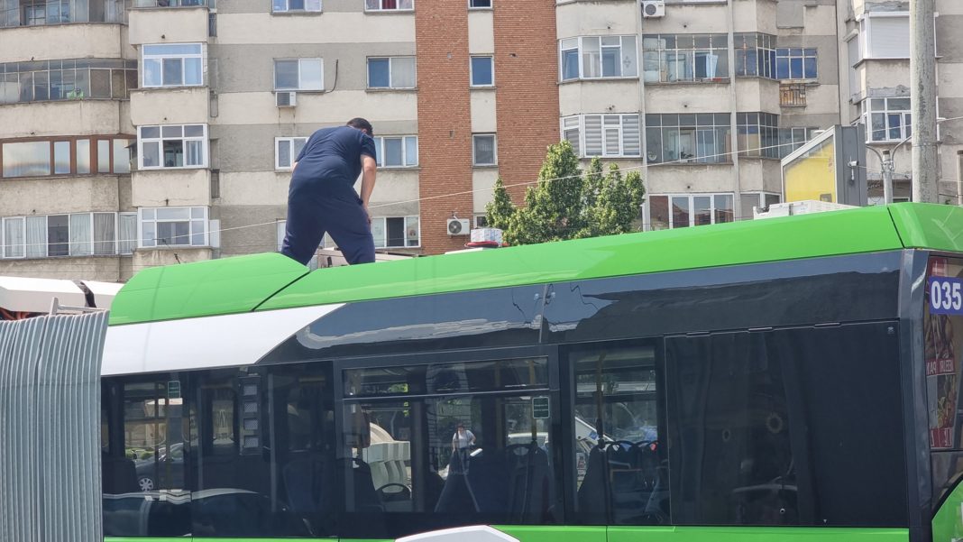 Autobuzul electric articulat marca Solaris s-a oprit în mers şi nu a mai plecat de pe loc