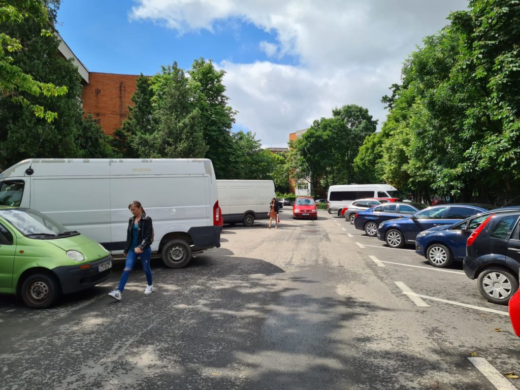 Cu maşinile de firmă în parcarea blocului
