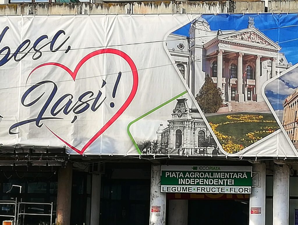 Controverse privind un banner uriaș cu mesajul „Te iubesc, Iași”, pe care apare o clădire din Chișinău