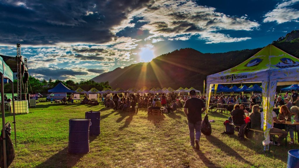 Libertatea se simte altfel la Brezoi. Baricada Folk din acest weekend deschide sezonul concertelor în aer liber