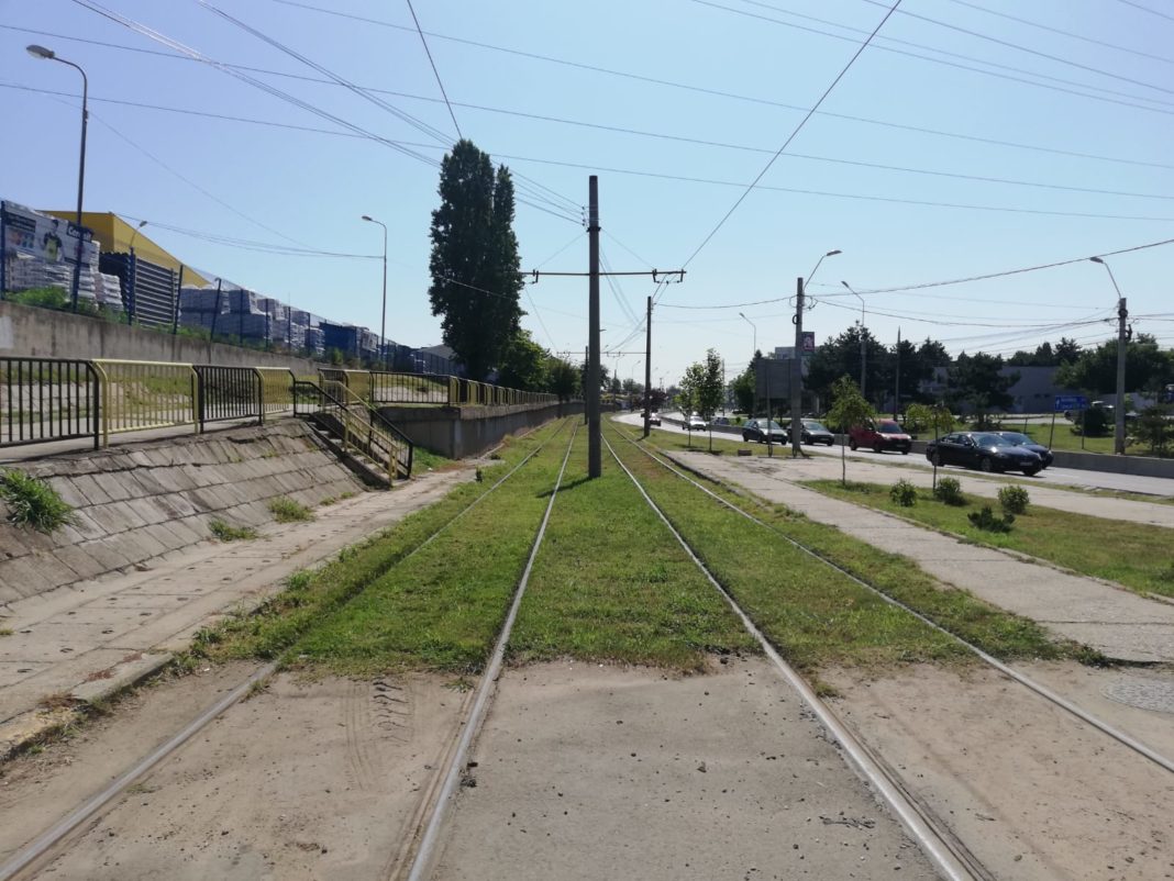 Modernizarea căii de rulare a tramvaiului de pe strada Henry Ford este primul mare proiect de infrastructură scos la licitaţie de Primăria Craiova, după ce a obţinut, în octombrie 2019, fondurile europene necesare investiţiei.