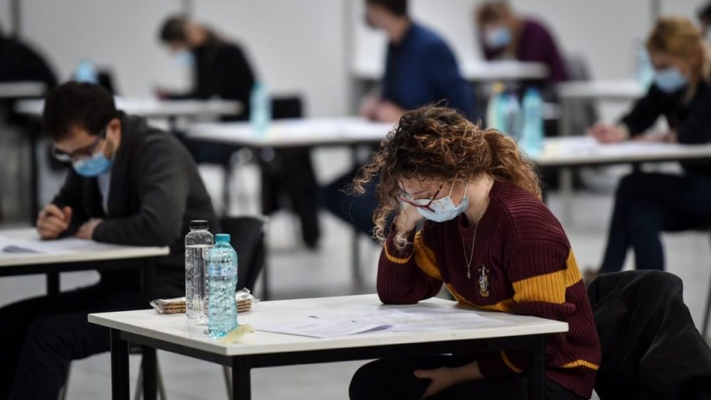 63 de elevi eliminați pentru fraudă și 3.600 absenți, la prima probă a examenului de Bacalaureat