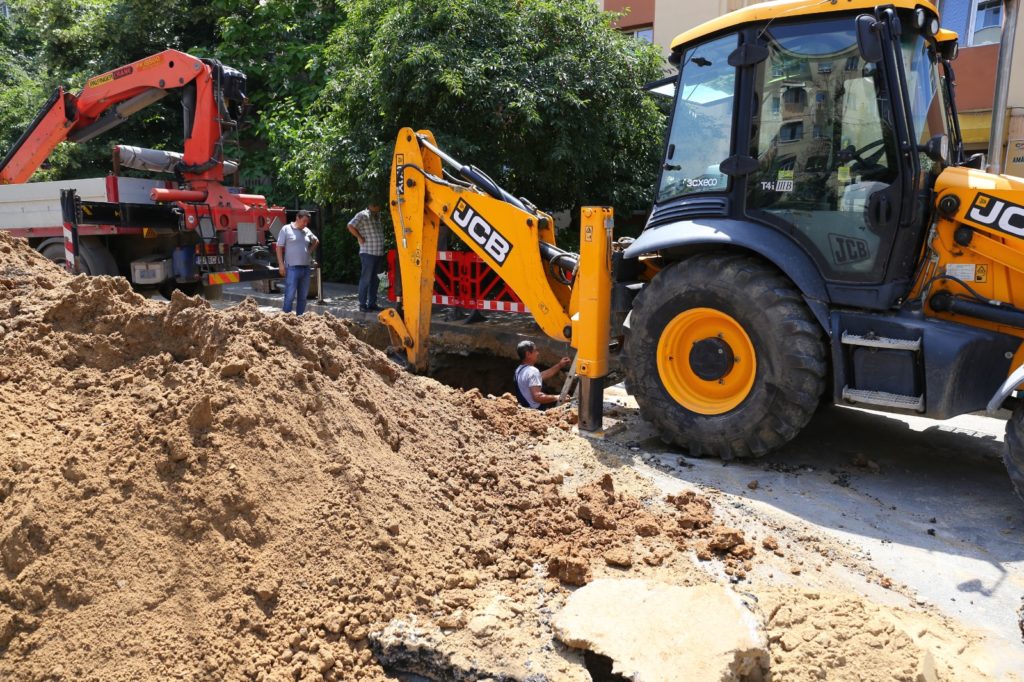 Canalizarea, vinovată de formarea craterului de pe bulevardul Dacia