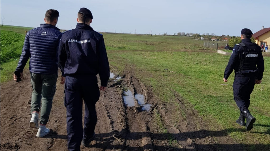 Fetiță, dispărută de acasă, găsită moartă pe un câmp în apropierea casei