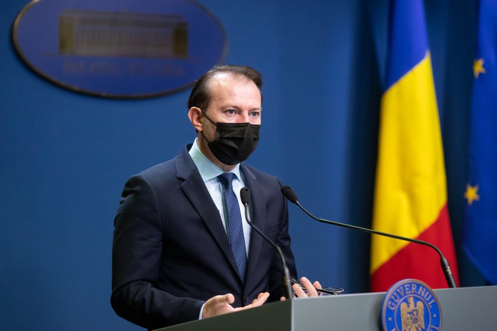 Legea care interzice cumulul pensiei cu salariul în sistemul bugetar, adoptată