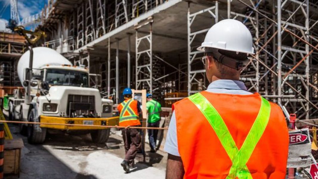 Guvernul vrea să reducă gradual beneficiile fiscale pentru angajații din construcții