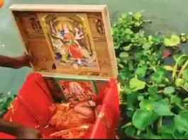 Bebeluș găsit într-o cutie de lemn ce plutea pe râul Gange