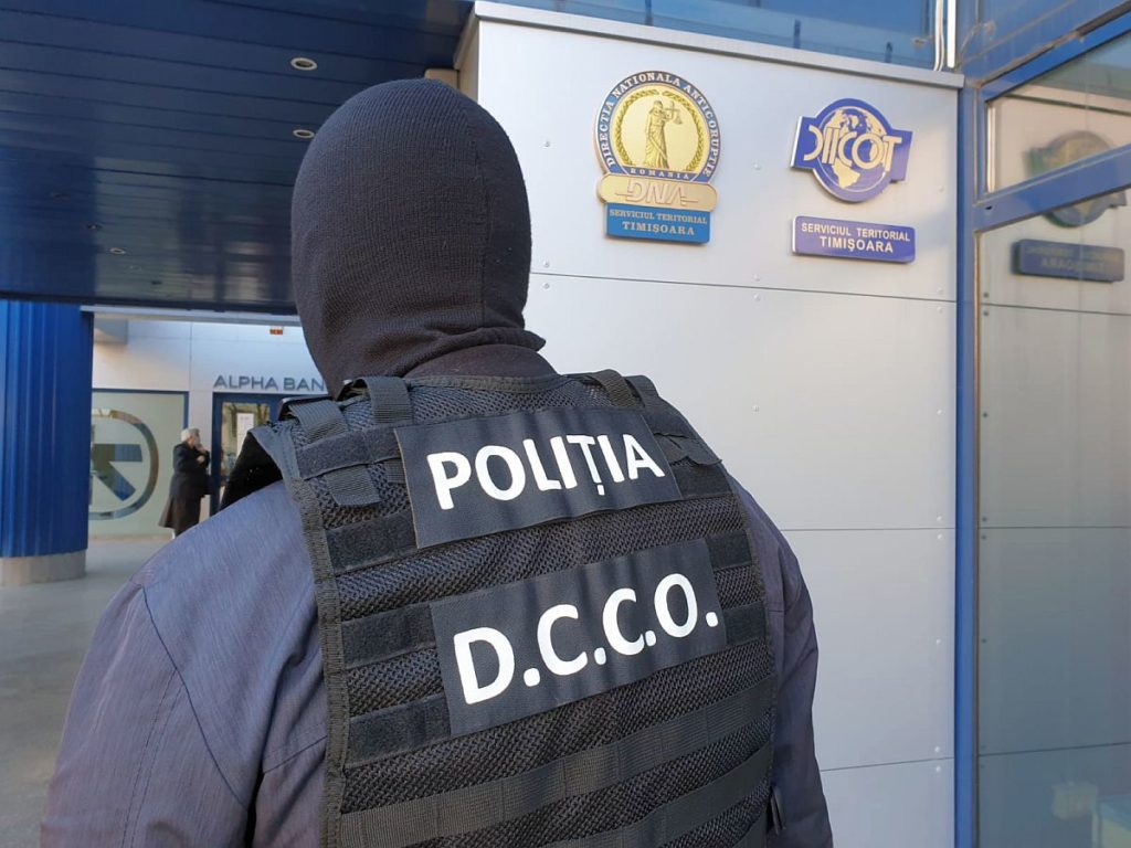 Percheziții la un executor judecătoresc acuzat de pornografie infantilă
