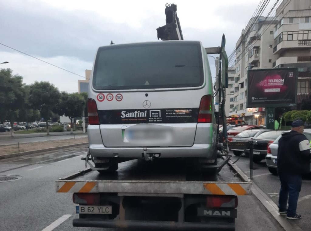 Patru autovehicule aparţinând firmelor de pompe funebre care își au sediul pe strada Calea București au fost ridicate de RAT, prin dispoziția Poliției Locale Craiova. Acţiunea a avut loc în contextul noului Regulament privind Calea Bucureşti, care interzice staţionarea dricurilor pe această arteră de circulaţie sau în parcările de reşedinţă ale blocurilor de la stradă.