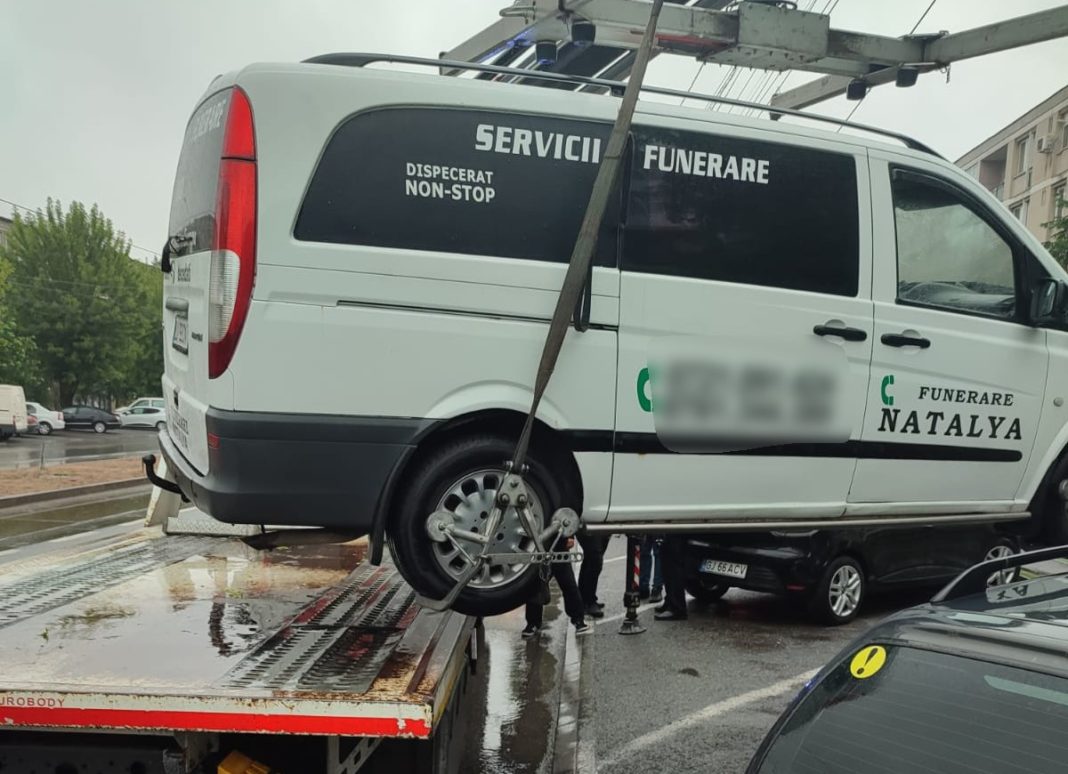 Patru autovehicule aparţinând firmelor de pompe funebre care își au sediul pe strada Calea București au fost ridicate de RAT, prin dispoziția Poliției Locale Craiova. Acţiunea a avut loc în contextul noului Regulament privind Calea Bucureşti, care interzice staţionarea dricurilor pe această arteră de circulaţie sau în parcările de reşedinţă ale blocurilor de la stradă.