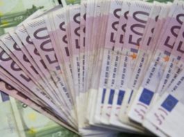 Bărbat anchetat după ce a aruncat un plic cu 300.000 de euro într-o maşină