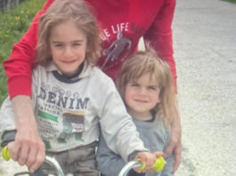 Cei doi frați de 3 și 5 ani din Caraș-Severin au plecat de acasă după ce ar fi fost bătuţi de tatăl lor