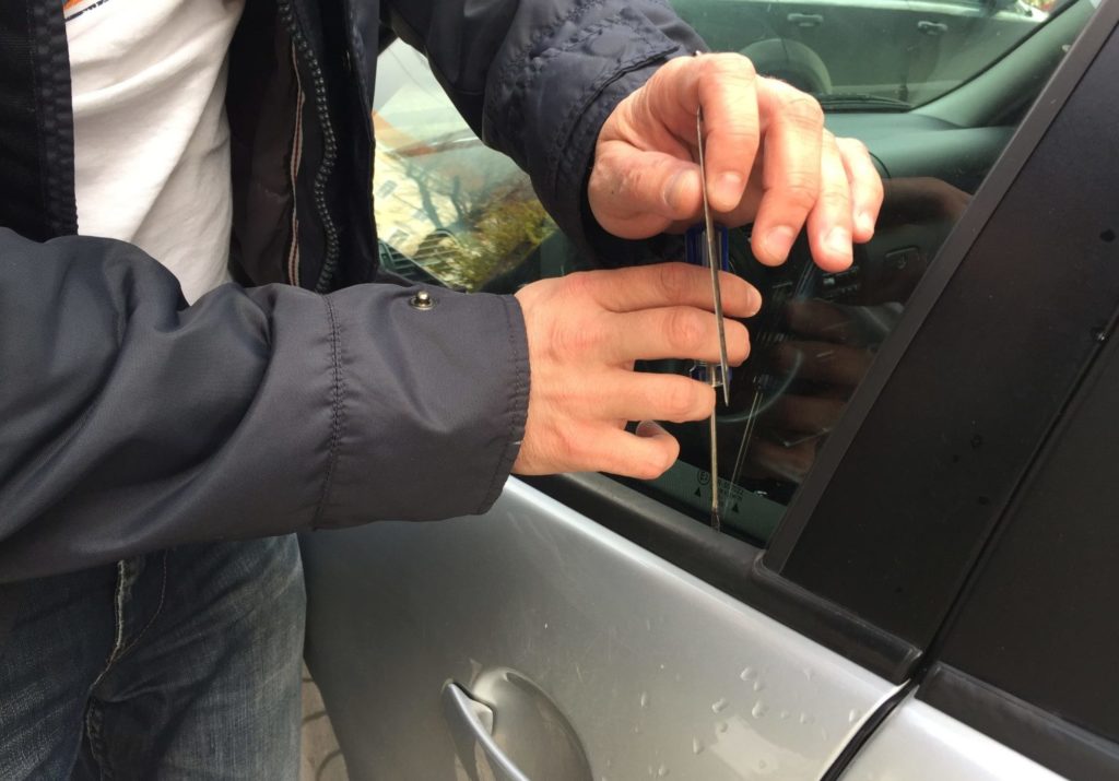 Vâlcea: Persoane bănuite de furtul unui autoturism, depistate de polițiști