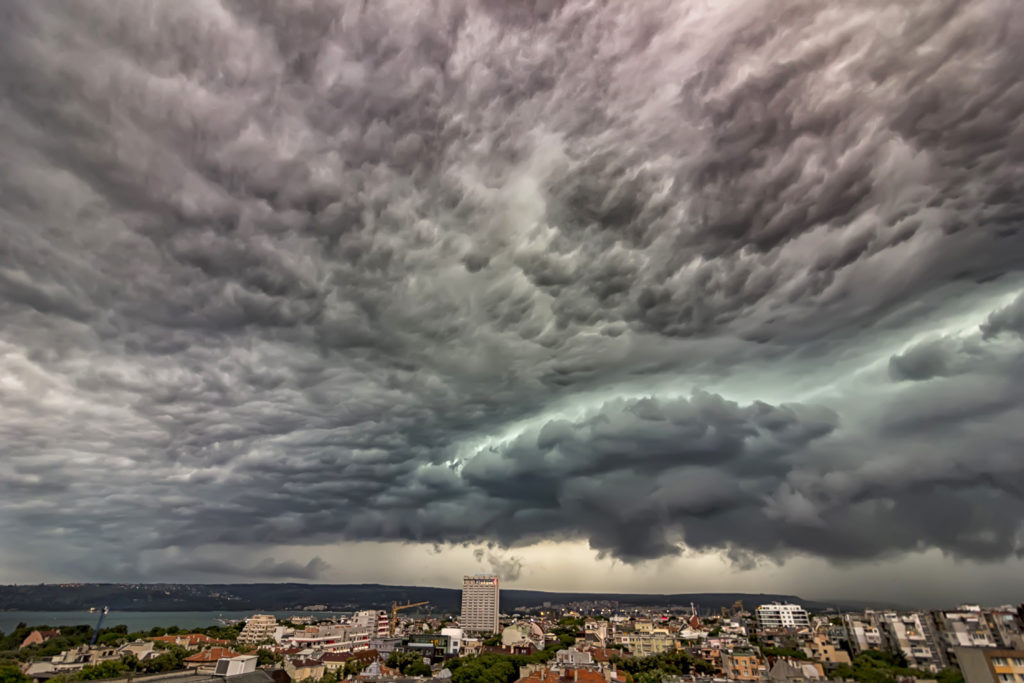 Avertizare meteo de ploi torenţiale, vijelii şi grindină în toată țara