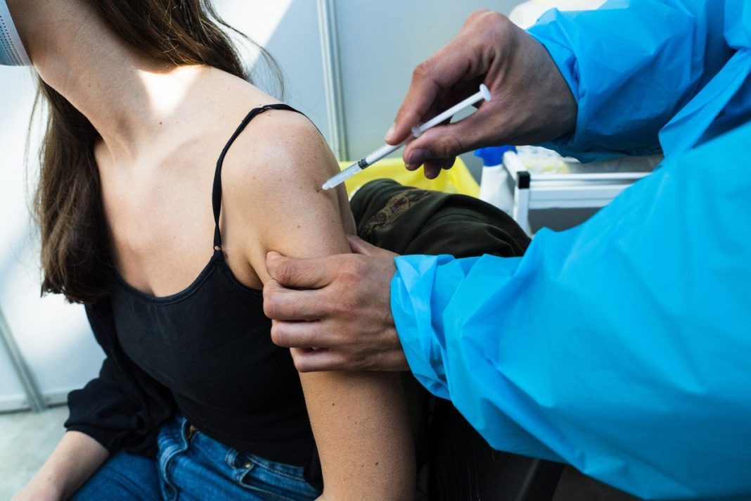 Grecia oferă recompensă financiară tinerilor între 18 şi 25 de ani care se vor vaccina anti-Covid