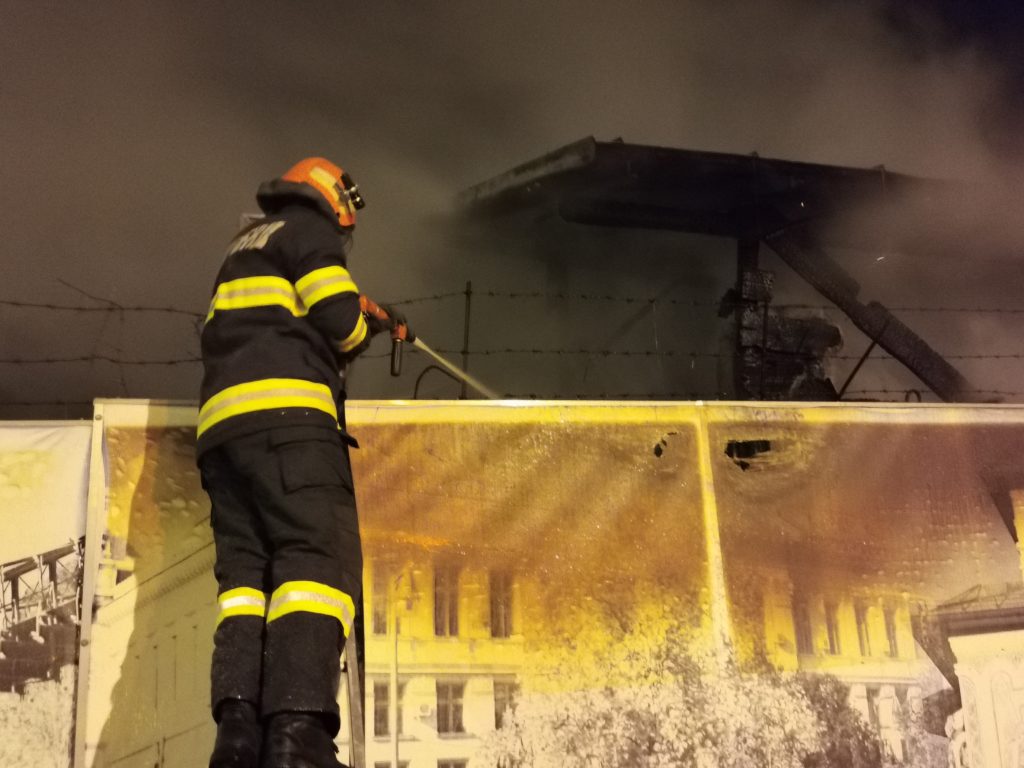 Persoane salvate dintr-o casă în flăcări