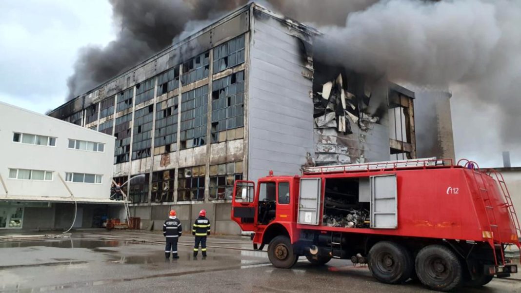 Incendiul de la Brazi continuă. A fost găsită o persoană decedată
