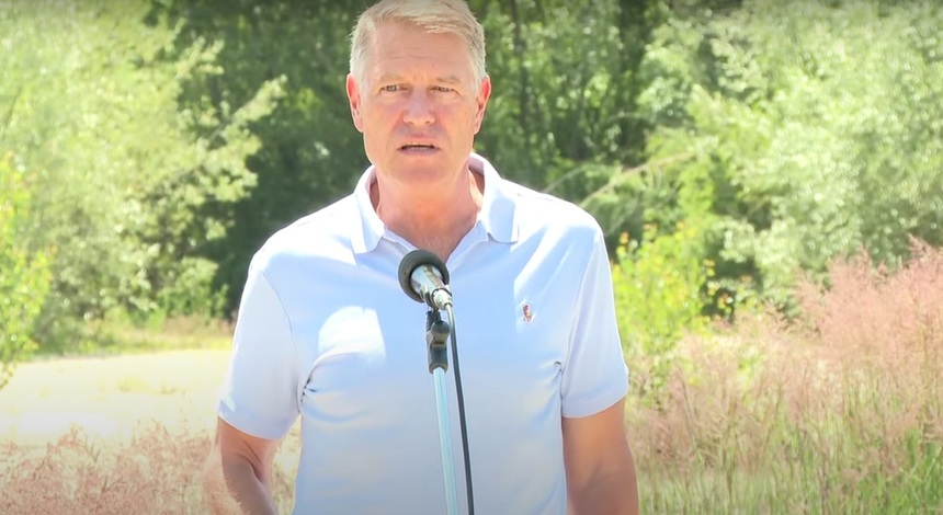 (VIDEO) Iohannis: Trebuie să acceptăm că marginea drumului și albia râului nu sunt gropi de gunoi