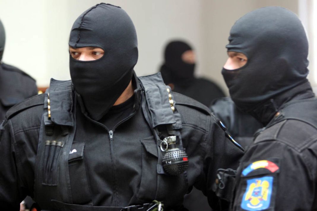 Trei mascați, în arest la domiciliu în dosarul privind torturarea unui bărbat din Novaci