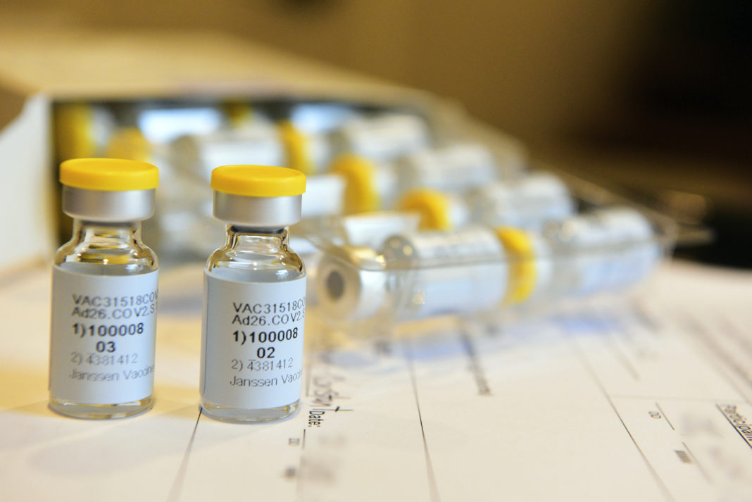 Vaccinul Johnson&Johnson, mult mai puţin eficient în cazul variantelor Delta şi Lambda