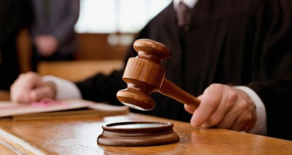 Doi foşti angajaţi ai Primăriei Bacău, trimişi în judecată pentru corupţie