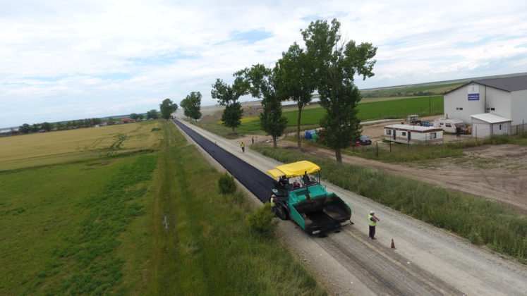 Se toarnă primul strat de asfalt pe drumul judeţean Craiova - Cetate