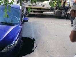 O mașină a fost „înghițită“ de asfalt pe bulevardul Dacia din municipiul Craiova. Asfaltul din parcare a cedat sub greutatea autovehiculului