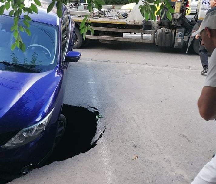 O mașină a fost „înghițită“ de asfalt pe bulevardul Dacia din municipiul Craiova. Asfaltul din parcare a cedat sub greutatea autovehiculului