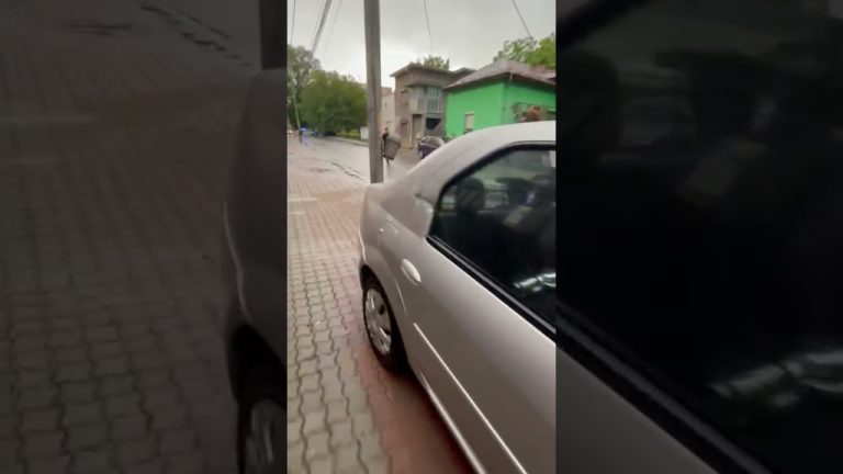 (VIDEO) Stradă ruptă în două de ploaie