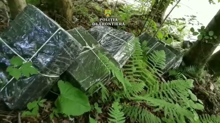 (VIDEO) Urmărit de poliție, un contrabandist de țigări a ajuns cu mașina în râu