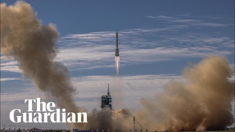 (VIDEO) China: Trei astronauţi au decolat către staţia spaţială chineză