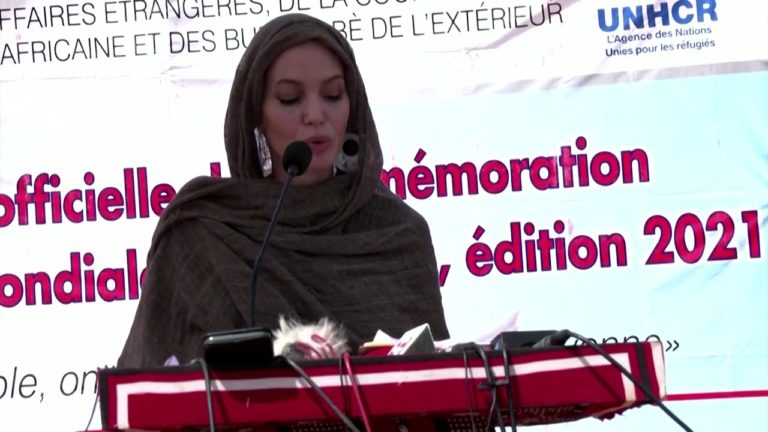 (VIDEO) Trimis special al ONU, Angelina Jolie, în tabăra de refugiați din Burkina Faso