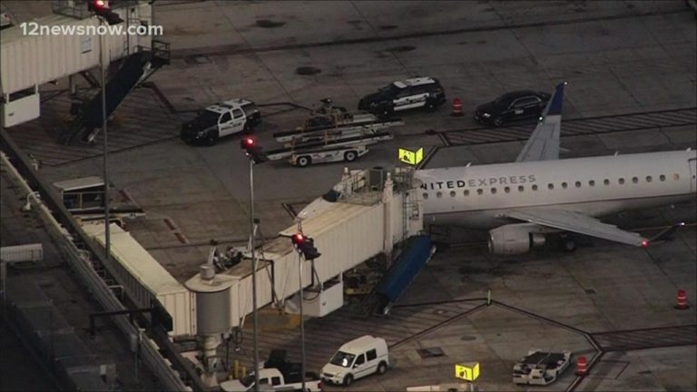 (Video) Un american a sărit dintr-un avion care decola