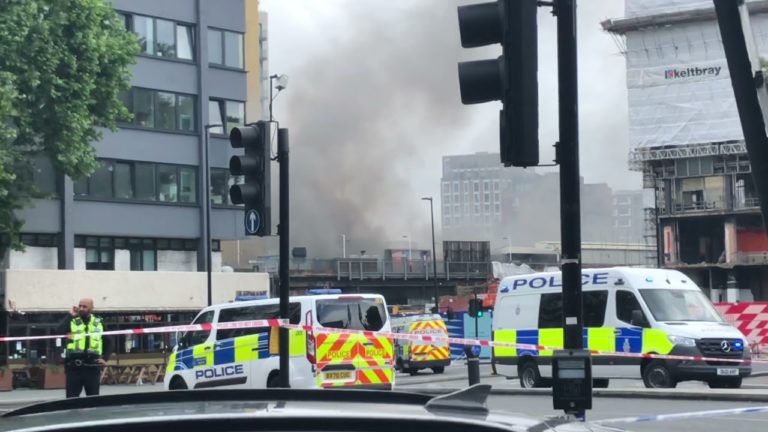 (VIDEO) Incendiu puternic lângă o stație de tren din Londra